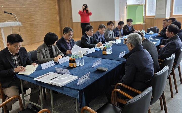 10일 태백시 상장동 진폐복지회관에서 '진폐단체-근로복지공단 태백간담회'가 성덕환 공단 산재보상이사를 비롯한 공단 관계자, 황상덕 회장 등 진폐환자 대표들이 참석한 가운데 열리고 있다.(사진=뉴시스) *재판매 및 DB 금지