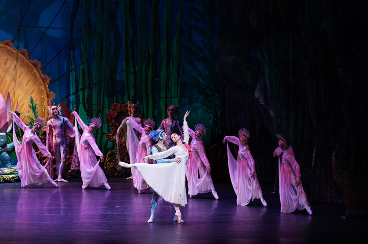 '심청' 1막3장 용궁 파드되. 무용수 강미선과 콘스탄틴 노보셀로프가 춤을 추고 있다. (사진=유니버설발레단 제공) *재판매 및 DB 금지