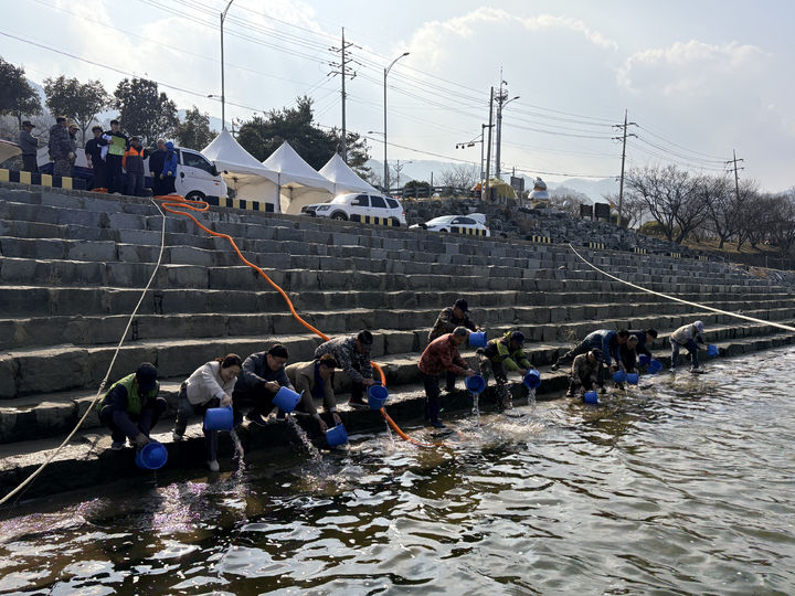 [광=뉴시스] 광양시 다압면 섬진강 일원에서 은어 치어 방류행사가 열리고 있다. (사진=광양시 제공) 2026.03.10. photo@newsis.com *재판매 및 DB 금지