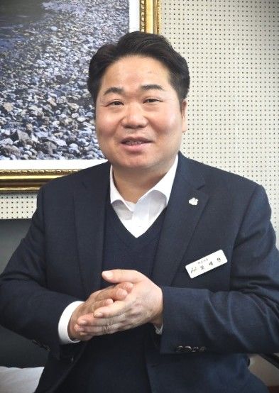 [아산=뉴시스] 최영민 기자=오세현 아산시장이 10일 시장실에서 주유소에서의 지역화폐 사용에 대한 필요성을 말하고 있다. 2026.03.10 ymchoi@newsis.com *재판매 및 DB 금지