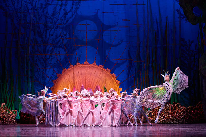 '심청' 1막2장의 바다요정 군무. (사진=유니버설발레단 제공) *재판매 및 DB 금지