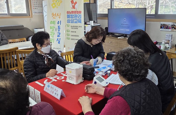 삼척시에서 진행하고 있는 찾아가는 경로당 심뇌혈관질환 예방 교육 모습.(사진=삼척시 제공) *재판매 및 DB 금지
