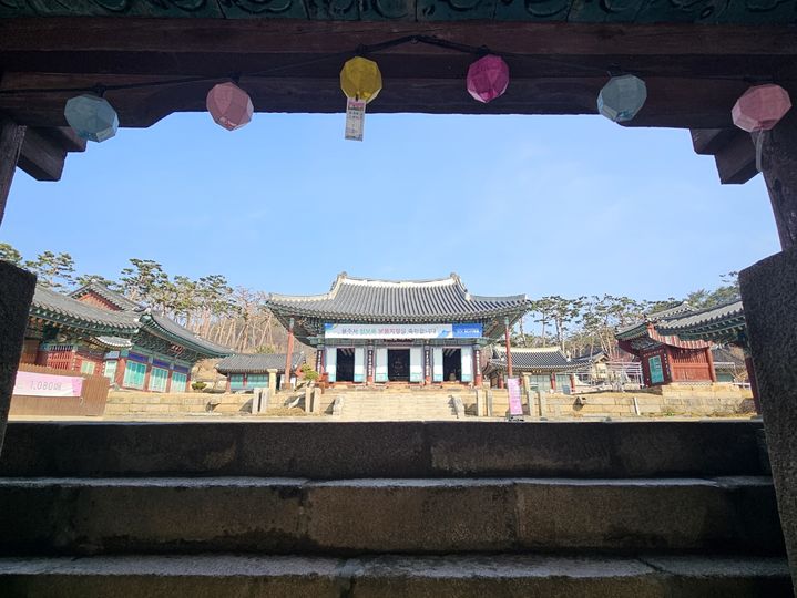 [화성=뉴시스] 문영호 기자 = 용주사 천보루 하단. 사진 아래쪽으로 어계가 있다. 어계를 올라서면 용주사 대웅보전 앞마당으로 이어진다. 멀리 대웅보전이 보인다. 2026.03.10. sonanom@newsis.com *재판매 및 DB 금지