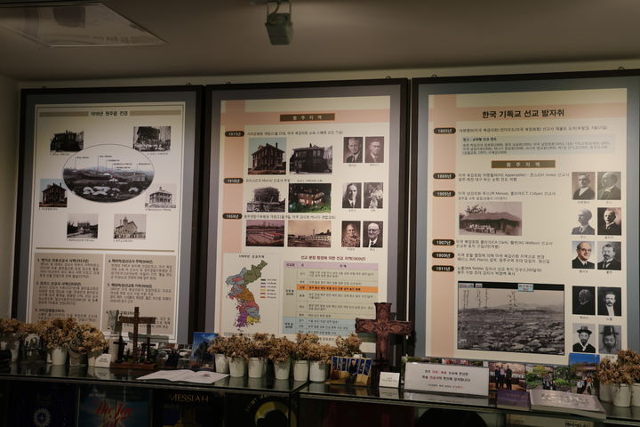 [원주=뉴시스] 10일 한국교회총연합 '근대문화유산 탐방' 중 연세대학교 원주의과대학 일산사료관 내부 전경 2025.03.11 photo@newsis.com *재판매 및 DB 금지