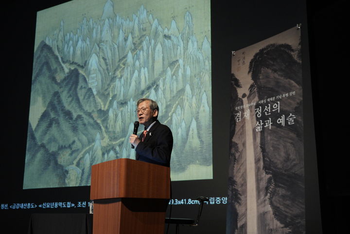 [서울=뉴시스] 유홍준 국립중앙박물관장이 겸재 정선의 삶과 예술에 대해 특별 강연을 하고 있다. (사진=국립중앙박물관 제공) 2026.03.10. photo@newsis.com *재판매 및 DB 금지
