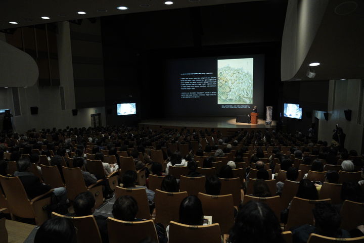 [서울=뉴시스] 유홍준 관장이 10일 오후 국립중앙박물관 극장 용에서 특별 강연을 하고 있다. (사진=국립중앙박물관 제공) 2026.03.10. photo@newsis.com *재판매 및 DB 금지