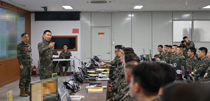 [서울=뉴시스] 진영승 합참의장이 10일 연해병사·서방사를 방문해 연합·합동 작전태세를 점검하고 장병들을 격려했다. (사진=합동참모본부 제공) 2026.03.10. photo@newsis.com *재판매 및 DB 금지