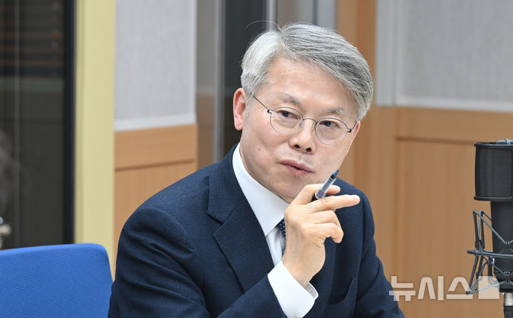 [광주=뉴시스] 박기웅 기자 = 사상 첫 전남광주통합특별시장을 뽑는 6·3지방선거에 출사표를 낸 더불어민주당 민형배 국회의원이 10일 오후 전남광주통합특별시장 출마예정자 초청 릴레이 인터뷰에서 질문에 답하고 있다. 2026.03.10. (사진=뉴시스DB) photo@newsis.com