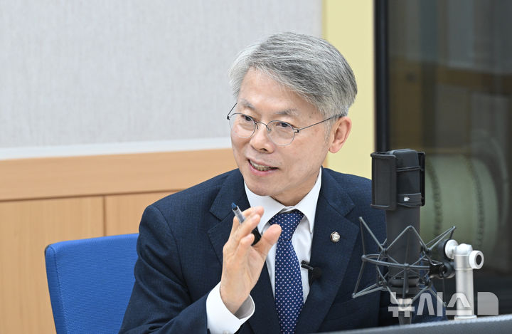 [광주=뉴시스] 박기웅 기자 = 사상 첫 전남광주통합특별시장을 뽑는 6·3지방선거에 출사표를 낸 더불어민주당 민형배 국회의원이 10일 오후 전남광주통합특별시장 출마예정자 초청 릴레이 인터뷰에서 질문에 답하고 있다. 2026.03.10. (사진=뉴시스DB) photo@newsis.com