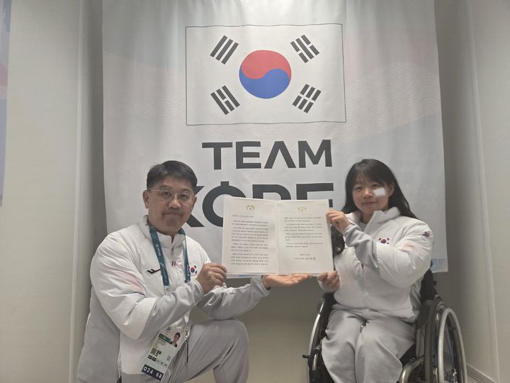 [서울=뉴시스] 한국 여자 선수 최초로 동계패럴림픽에서 메달을 딴 김윤지가 10일(한국 시간) 이탈리아 테세로에서 이재명 대통령의 축전을 전달받았다. (사진 = 대한장애인체육회 제공) *재판매 및 DB 금지