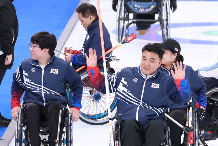 [서울=뉴시스] 한국 휠체어컬링 혼성팀이 10일(한국 시간) 이탈리아 코르티나담페초의 코르티나 컬링 올림픽 스타디움에서 열린 2026 밀라노·코르티나담페초 동계패럴림픽 휠체어컬링 혼성 4인조 예선 6차전에서 노르웨이를 9-0으로 꺾은 뒤 하이파이브를 하고 있다. (사진 = 대한장애인체육회 제공) *재판매 및 DB 금지
