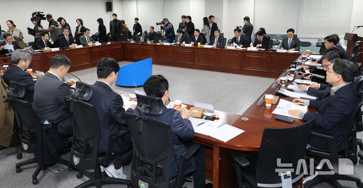 [서울=뉴시스] 김금보 기자 = 한정애 더불어민주당 정책위의장 등 참석 의원들이 10일 오전 서울 여의도 국회 의원회관에서 열린 '더불어민주당, 중동사태 경제대응 TF 구성 및 제1차 회의'를 하고 있다. 회의에는 정부에서 이형일 재정경제부 1차관, 문신학 산업통상부 차관, 이호현 기후에너지환경부 2차관, 권대영 금융위원회 부위원장이 참석했다. 2026.03.10. kgb@newsis.com