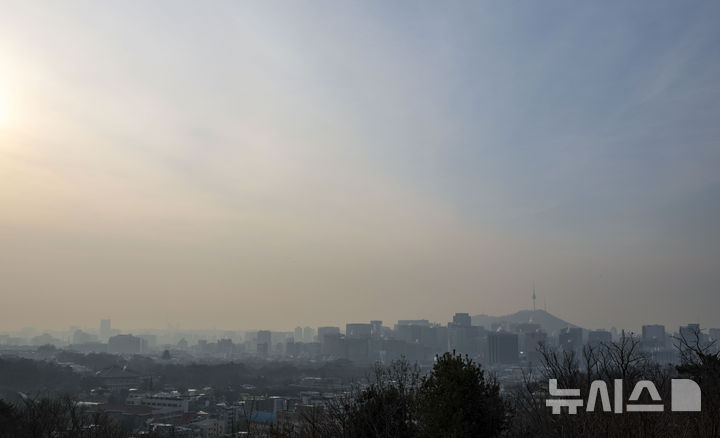 [서울=뉴시스] 정병혁 기자 = 초미세먼지 농도가 나쁨 수준을 보인 10일 서울 도심이 뿌옇게 보이고 있다. 2026.03.10. jhope@newsis.com