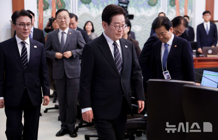 [서울=뉴시스] 고범준 기자 = 이재명 대통령이 10일 청와대에서 열린 국무회의에 입장하고 있다. (청와대통신사진기자단) 2026.03.10. bjko@newsis.com