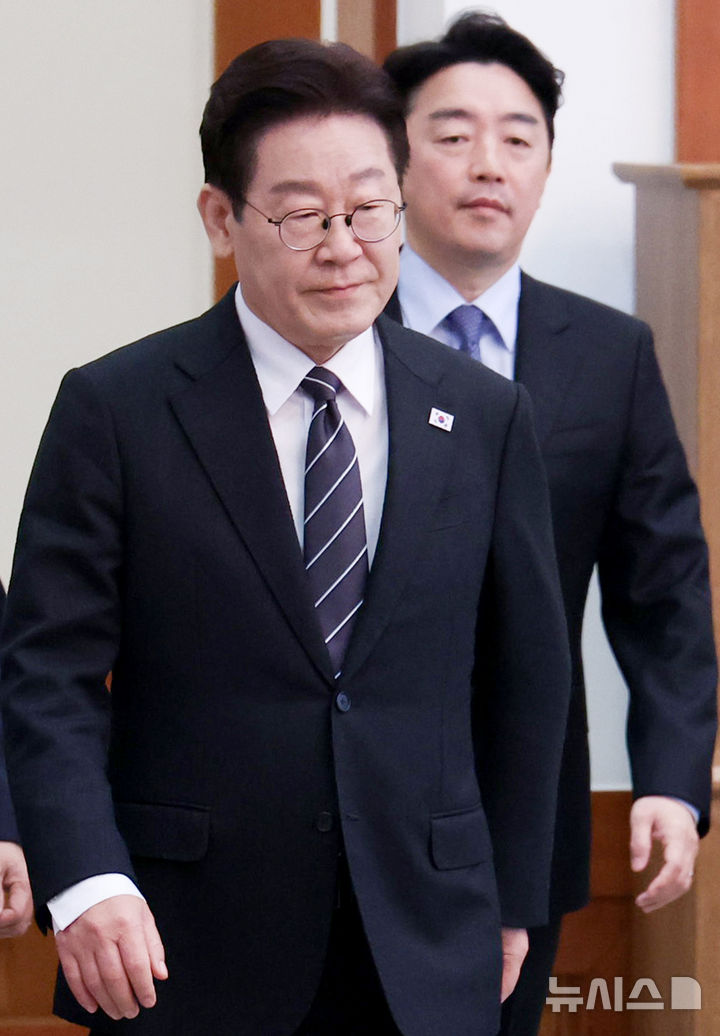 [서울=뉴시스] 고범준 기자 = 이재명 대통령이 10일 청와대에서 열린 국무회의에 입장하고 있다. (청와대통신사진기자단) 2026.03.10. bjko@newsis.com