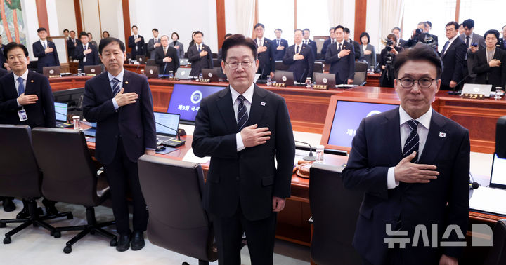 [서울=뉴시스] 고범준 기자 = 이재명 대통령이 10일 청와대에서 열린 국무회의에서 국민의례를 하고 있다. (청와대통신사진기자단) 2026.03.10. bjko@newsis.com