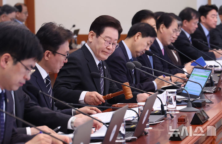 [서울=뉴시스] 고범준 기자 = 이재명 대통령이 10일 청와대에서 열린 국무회의에서 의사봉을 두드리고 있다. (청와대통신사진기자단) 2026.03.10. bjko@newsis.com