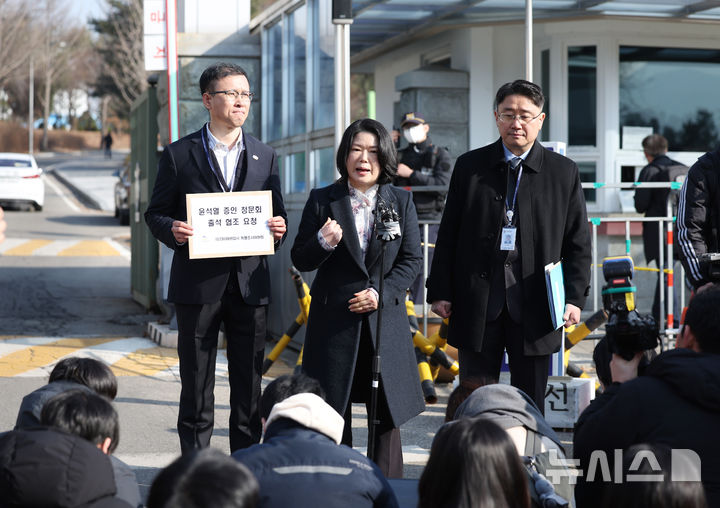 [의왕=뉴시스] 김진아 기자 = 10·29 이태원참사 진상규명과 재발 방지를 위한 특별조사위원회가 10일 윤석열 전 대통령의 청문회 출석을 요구하기 위해 경기 의왕시 서울구치소를 방문했다. 위은진 청문회 준비단장이 서울구치소 방문에 앞서 입장을 밝히고 있다. 2026.03.10. bluesoda@newsis.com
