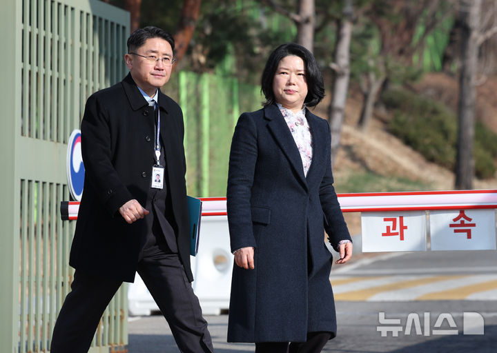 [의왕=뉴시스] 김진아 기자 = 10·29 이태원참사 진상규명과 재발 방지를 위한 특별조사위원회가 10일 윤석열 전 대통령의 청문회 출석을 요구하기 위해 경기 의왕시 서울구치소를 방문했다. 위은진 청문회 준비단장이 서울구치소 방문에 앞서 입장을 밝히기 위해 이동하고 있다. 2026.03.10. bluesoda@newsis.com