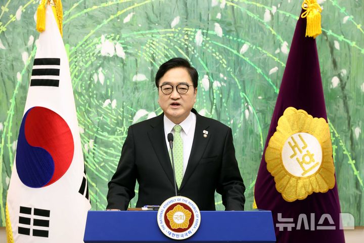 [서울=뉴시스] 조성봉 기자 = 우원식 국회의장이 10일 오전 서울 여의도 국회의장 접견실에서 열린 개헌 관련 긴급 기자회견에서 발언을 하고 있다. 우 국회의장은 "계엄 국회통제 강화, 5·18정신 전문수록, 지방균형발전 등을 개헌에 담아야 한다"고 밝혔다. 2026.03.10. suncho21@newsis.com