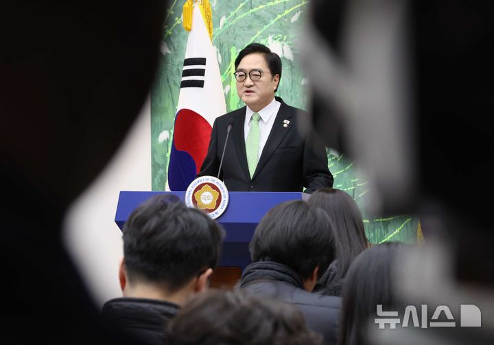 [서울=뉴시스] 조성봉 기자 = 우원식 국회의장이 10일 오전 서울 여의도 국회의장 접견실에서 열린 개헌 관련 긴급 기자회견에서 발언을 하고 있다. 우 국회의장은 "계엄 국회통제 강화, 5·18정신 전문수록, 지방균형발전 등을 개헌에 담아야 한다"고 밝혔다. 2026.03.10. suncho21@newsis.com