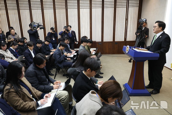 [서울=뉴시스] 조성봉 기자 = 우원식 국회의장이 10일 오전 서울 여의도 국회의장 접견실에서 열린 개헌 관련 긴급 기자회견에서 발언을 하고 있다. 우 국회의장은 "계엄 국회통제 강화, 5·18정신 전문수록, 지방균형발전 등을 개헌에 담아야 한다"고 밝혔다. 2026.03.10. suncho21@newsis.com