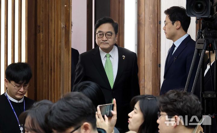 [서울=뉴시스] 조성봉 기자 = 우원식 국회의장이 10일 오전 서울 여의도 국회의장 접견실에서 열린 개헌 관련 긴급기자회견에 참석하고 있다. 우 국회의장은 "계엄 국회통제 강화, 5·18정신 전문수록, 지방균형발전 등을 개헌에 담아야 한다"고 밝혔다. 2026.03.10. suncho21@newsis.com