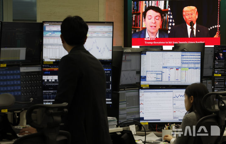 [서울=뉴시스] 김혜진 기자 = 코스피가 전 거래일(5251.87)보다 271.34포인트(5.17%) 오른 5523.21에 개장한 10일 오전 서울 중구 하나은행 딜링룸 전광판에 지수가 표시 되고 있다. 코스닥 지수는 전 거래일(1102.28)보다 45.71포인트(4.15%) 오른 1147.99에 거래를 시작했다. 원·달러 환율은 전 거래일 주간거래 종가(1495.5원)보다 24.7원 내린 1470.8원에 출발했다. 2026.03.10. jini@newsis.com