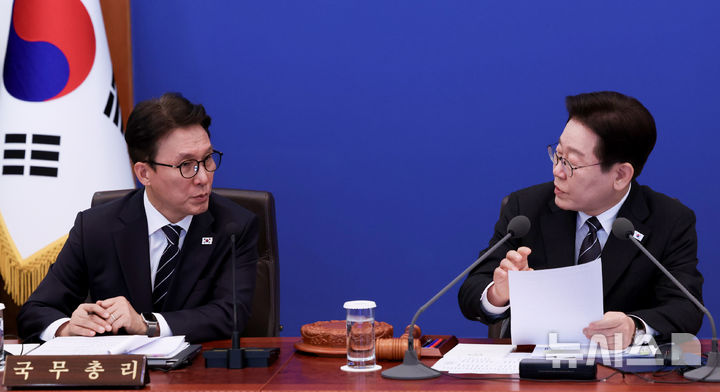 [서울=뉴시스] 고범준 기자 = 이재명 대통령이 10일 청와대에서 열린 국무회의에서 발언하고 있다. 왼쪽은 김민석 국무총리. (청와대통신사진기자단) 2026.03.10. bjko@newsis.com