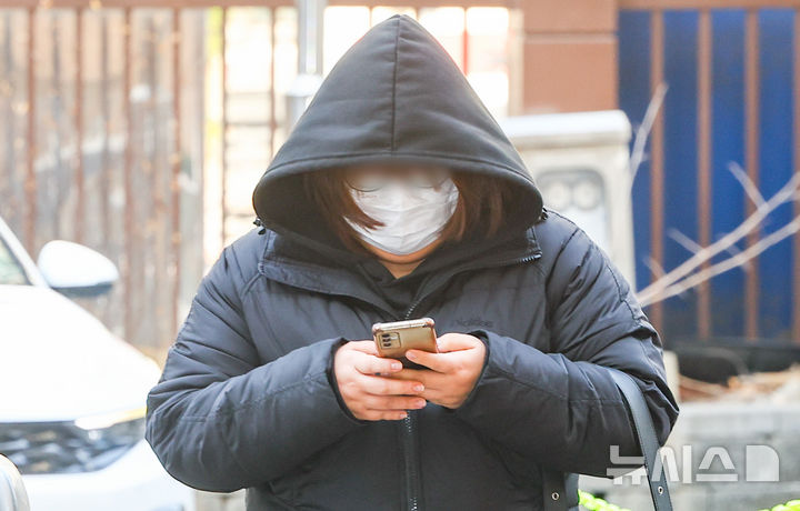 [서울=뉴시스] 황준선 기자 = 서울 반포대교에서 포르쉐 차량을 몰다 추락 사고를 낸 운전자에게 향정신성 약물인 프로포폴을 전달한 혐의를 받는 공범 A씨가 10일 오전 서울 마포구 서울서부지방법원에서 열린 구속 전 피의자 심문(영장실질심사)에 출석하고 있다. 2026.03.10. hwang@newsis.com