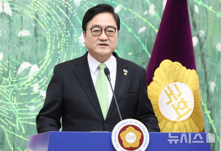 [서울=뉴시스] 조성봉 기자 = 우원식 국회의장이 10일 오전 서울 여의도 국회의장 접견실에서 열린 개헌 관련 긴급 기자회견에서 발언을 하고 있다. 우 국회의장은 "계엄 국회통제 강화, 5·18정신 전문수록, 지방균형발전 등을 개헌에 담아야 한다"고 밝혔다. 2026.03.10. suncho21@newsis.com