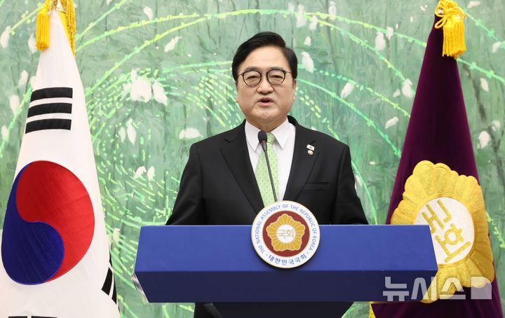 [서울=뉴시스] 조성봉 기자 = 우원식 국회의장이 10일 오전 서울 여의도 국회의장 접견실에서 열린 개헌 관련 긴급 기자회견에서 발언을 하고 있다. 우 국회의장은 "계엄 국회통제 강화, 5·18정신 전문수록, 지방균형발전 등을 개헌에 담아야 한다"고 밝혔다. 2026.03.10. suncho21@newsis.com