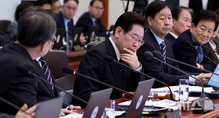 [서울=뉴시스] 고범준 기자 = 이재명 대통령이 10일 청와대에서 열린 국무회의에서 조현 외교부 장관의 답변을 듣고 있다. (청와대통신사진기자단) 2026.03.10. bjko@newsis.com