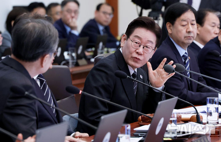 [서울=뉴시스] 고범준 기자 = 이재명 대통령이 10일 청와대에서 열린 국무회의에서 조현 외교부 장관에게 질문하고 있다. (청와대통신사진기자단) 2026.03.10. bjko@newsis.com