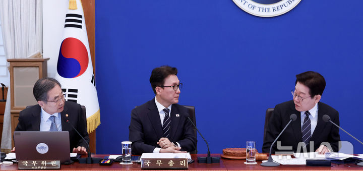 [서울=뉴시스] 고범준 기자 = 이재명 대통령이 10일 청와대에서 열린 국무회의에서 조현 외교부 장관에게 질문하고 있다. 가운데는 김민석 국무총리. (청와대통신사진기자단) 2026.03.10. bjko@newsis.com