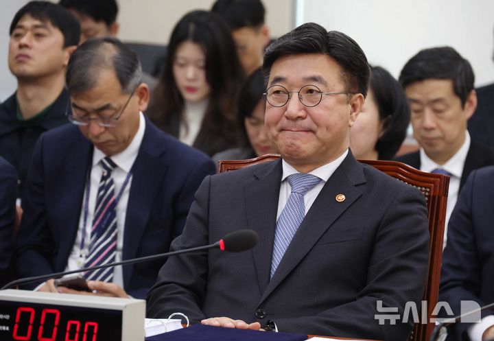 [서울=뉴시스] 조성봉 기자 = 윤호중 행정안전부 장관이 10일 오전 서울 여의도 국회에서 열린 행정안전위원회 전체회의에서 중대범죄수사청 관련 황운하 조국혁신당 의원의 법안 제안 설명을 들으며 굳은 표정을 짓고 있다. 2025.03.10. suncho21@newsis.com