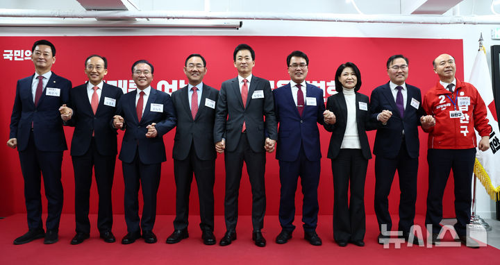 [서울=뉴시스] 김명년 기자 = 국민의힘 대구시장 예비후보들이 10일 오전 서울 여의도 국민의힘 중앙당사에서 열린 지방선거 광역단체장 및 중앙당 관할 기초단체자 후보자 면접에서 기념촬영하고 있다. 왼쪽부터 최은석 의원, 추경호 의원, 윤재옥 의원, 주호영 의원, 유영하 의원, 이재만 전 대구 동구청장, 이진숙 전 방송통신위원장, 홍석준 전 의원, 김한구 전 현대차 노조 대의원. 2026.03.10. kmn@newsis.com