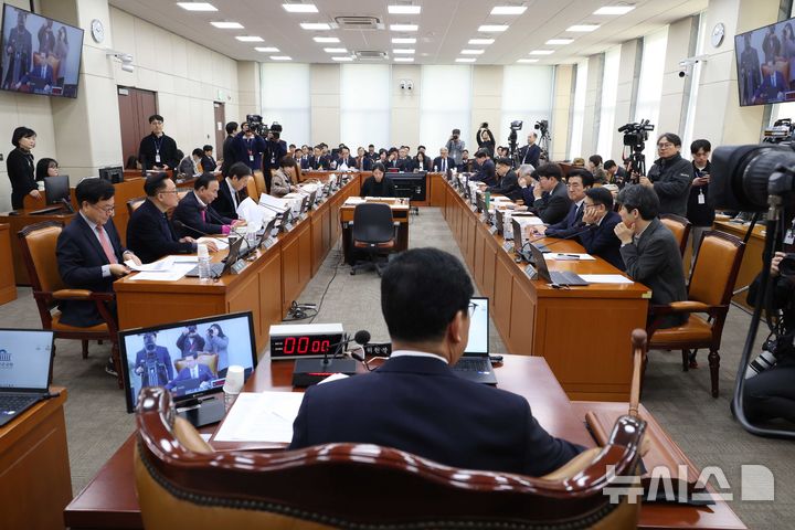 [서울=뉴시스] 조성봉 기자 = 신정훈 국회 행정안전위원장이 10일 오전 서울 여의도 국회에서 열린 행정안전위원회 전체회의에서 의사봉을 두드리고 있다. 2025.03.10. suncho21@newsis.com