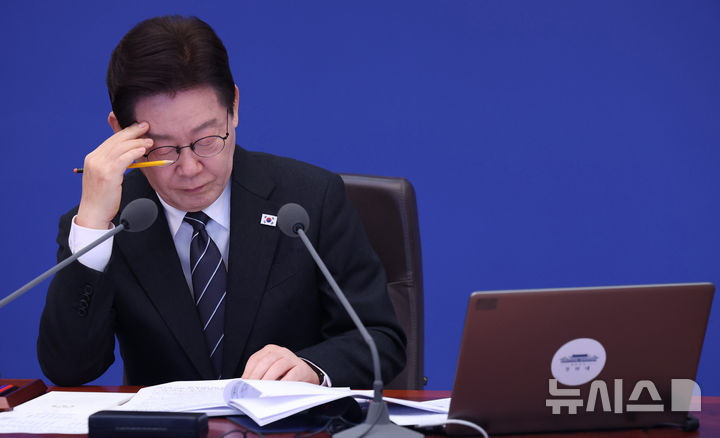 [서울=뉴시스] 고범준 기자 = 이재명 대통령이 10일 청와대에서 열린 국무회의에서 자료를 살펴보고 있다. (청와대통신사진기자단) 2026.03.10. bjko@newsis.com