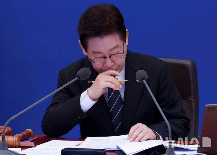 [서울=뉴시스] 고범준 기자 = 이재명 대통령이 10일 청와대에서 열린 국무회의에서 자료를 살펴보고 있다. (청와대통신사진기자단) 2026.03.10. bjko@newsis.com