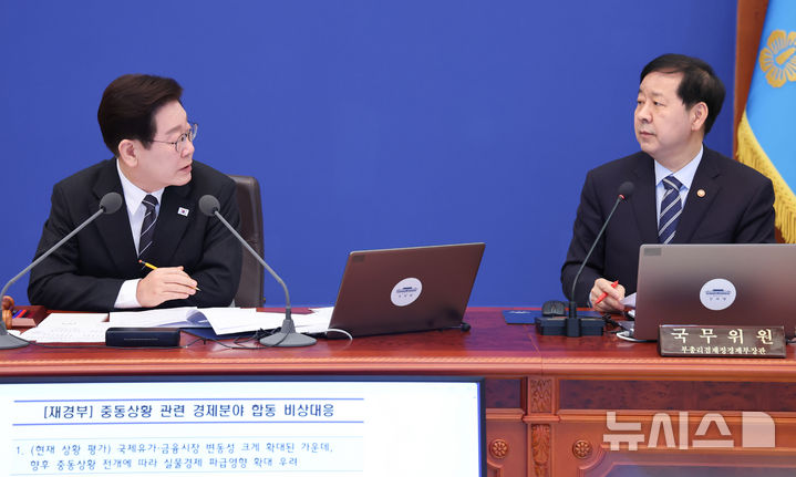 [서울=뉴시스] 고범준 기자 = 이재명 대통령이 10일 청와대에서 열린 국무회의에서 발언하고 있다. 오른쪽은구윤철 부총리 겸 재정경제부 장관. (청와대통신사진기자단) 2026.03.10. bjko@newsis.com