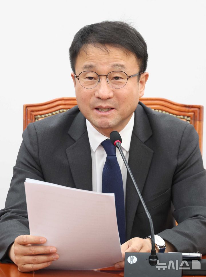 [서울=뉴시스] 조성봉 기자 = 한병도 더불어민주당 원내대표가 10일 오전 서울 여의도 국회에서 열린 원내대채회의에서 발언을 하고 있다. 2025.03.10. suncho21@newsis.com