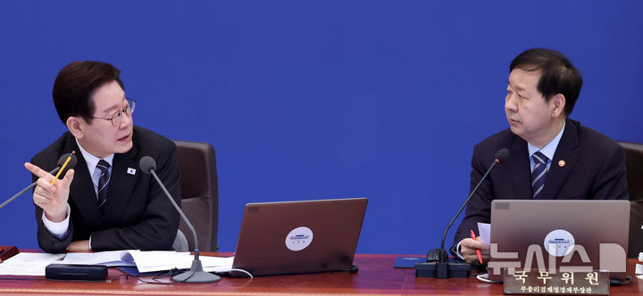 [서울=뉴시스] 고범준 기자 = 이재명 대통령이 10일 청와대에서 열린 국무회의에서 발언하고 있다. 오른쪽은 구윤철 부총리 겸 재정경제부 장관. (청와대통신사진기자단) 2026.03.10. bjko@newsis.com