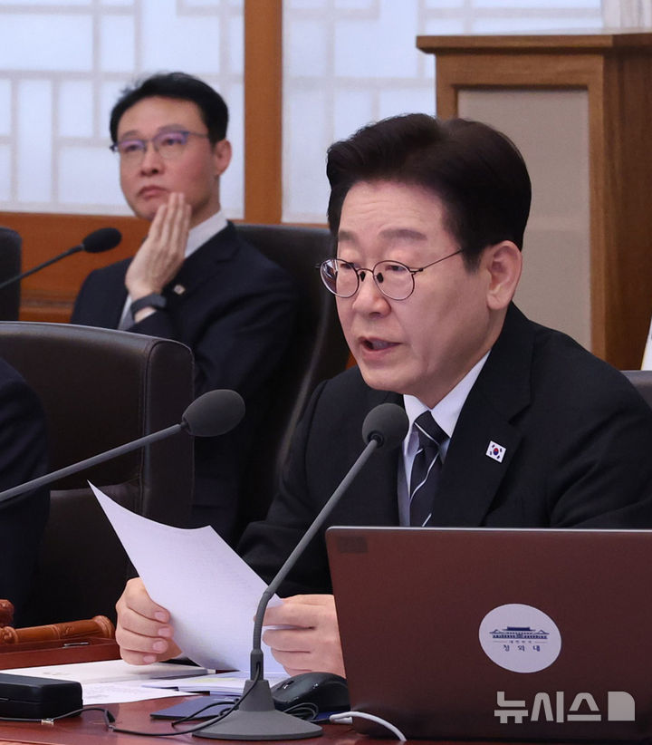 [서울=뉴시스] 고범준 기자 = 이재명 대통령이 10일 청와대에서 열린 국무회의에서 발언하고 있다. 왼쪽은 이규연 홍보소통수석. (청와대통신사진기자단) 2026.03.10. bjko@newsis.com