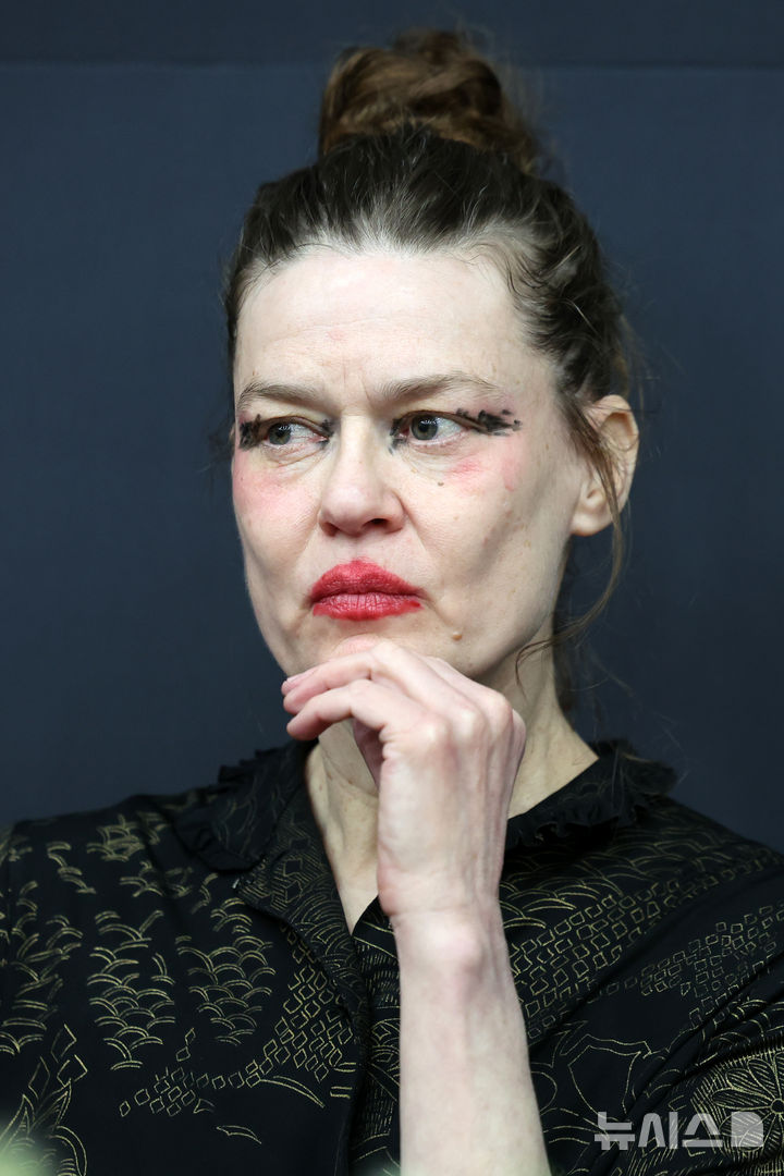 [서울=뉴시스] 박진희 기자 = 서울시발레단 'Jakie' 안무가 샤론 에얄(Sharon Eyal)이 10일 서울 종로구 세종문화회관에서 기자간담회를 하고 있다. 세종문화회관은 오는 3월, 서울시발레단의 26시즌 첫 부대로 요한 잉거의 'Bliss 블리스'와 샤론 에얄과 가이 베하르의 'Jakie재키'를 더블 빌로 구성하여 무대에 올린다. 2026.03.10. pak7130@newsis.com