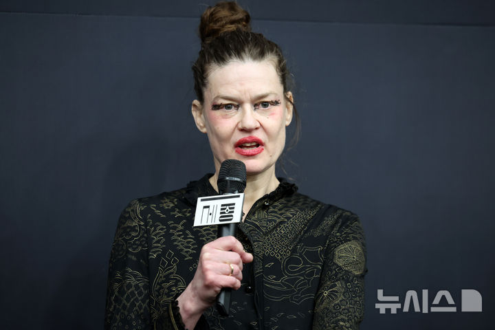 [서울=뉴시스] 박진희 기자 = 서울시발레단 'Jakie' 안무가 샤론 에얄(Sharon Eyal)이 10일 서울 종로구 세종문화회관에서 기자간담회를 하고 있다. 세종문화회관은 오는 3월, 서울시발레단의 26시즌 첫 부대로 요한 잉거의 'Bliss 블리스'와 샤론 에얄과 가이 베하르의 'Jakie재키'를 더블 빌로 구성하여 무대에 올린다. 2026.03.10. pak7130@newsis.com