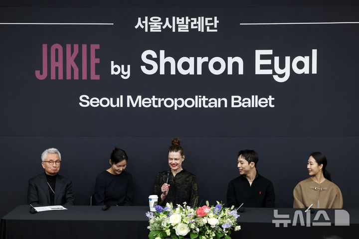 [서울=뉴시스] 박진희 기자 = 안호상(왼쪽부터) 세종문화회관 사장, 서울시발레단 'Jakie' 안무가 샤론 에얄(Sharon Eyal), 무용수 김여진, 남윤승이 10일 서울 종로구 세종문화회관에서 기자간담회를 하고 있다. 세종문화회관은 오는 3월, 서울시발레단의 26시즌 첫 부대로 요한 잉거의 'Bliss 블리스'와 샤론 에얄과 가이 베하르의 'Jakie재키'를 더블 빌로 구성하여 무대에 올린다. 2026.03.10. pak7130@newsis.com