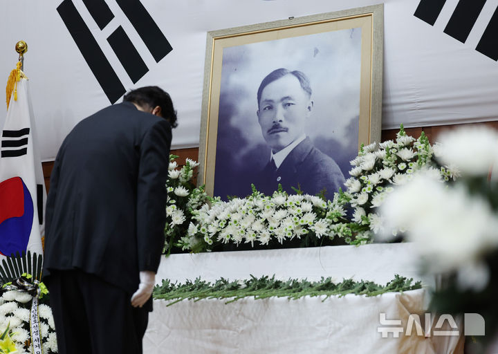 [서울=뉴시스] 김진아 기자 = 10일 서울 강남구 도산안창호기념관에서 열린 도산 안창호 선생 서거 제88주기 추모식에서 참석자들이 헌화 후 묵념하고 있다. 2026.03.10. bluesoda@newsis.com