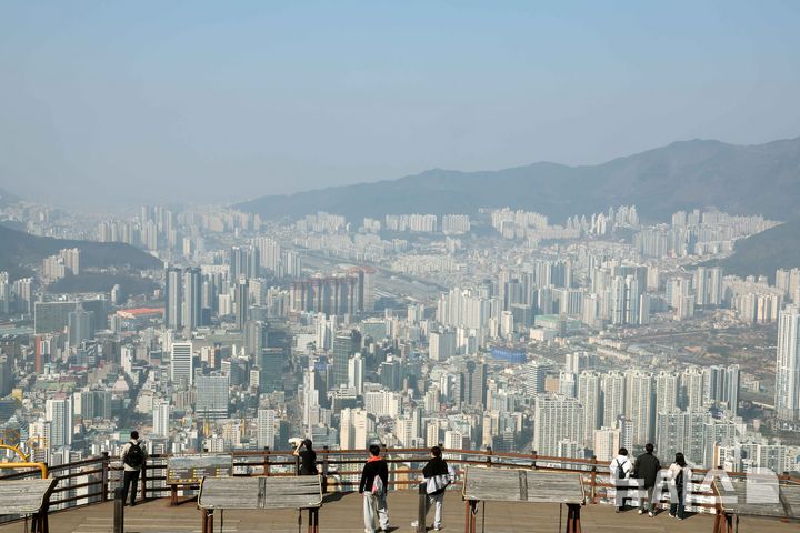 [부산=뉴시스] 하경민 기자 = 부산지역 초미세먼지 농도 '나쁨' 단계를 보인 10일 부산 황령산 봉수대에서 바라본 도심이 뿌옇게 보이고 있다. 2026.03.10. yulnetphoto@newsis.com