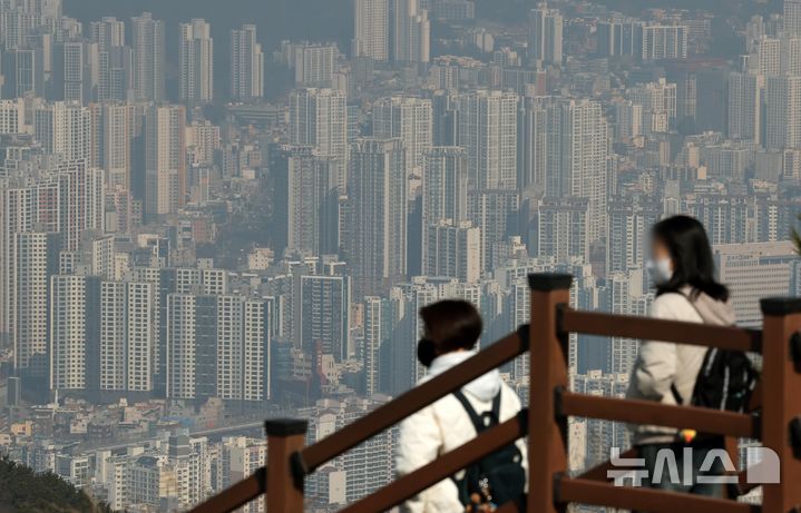 [부산=뉴시스] 하경민 기자 = 부산지역 초미세먼지 농도 '나쁨' 단계를 보인 10일 부산 황령산 봉수대에서 바라본 도심이 뿌옇게 보이고 있다. 2026.03.10. yulnetphoto@newsis.com